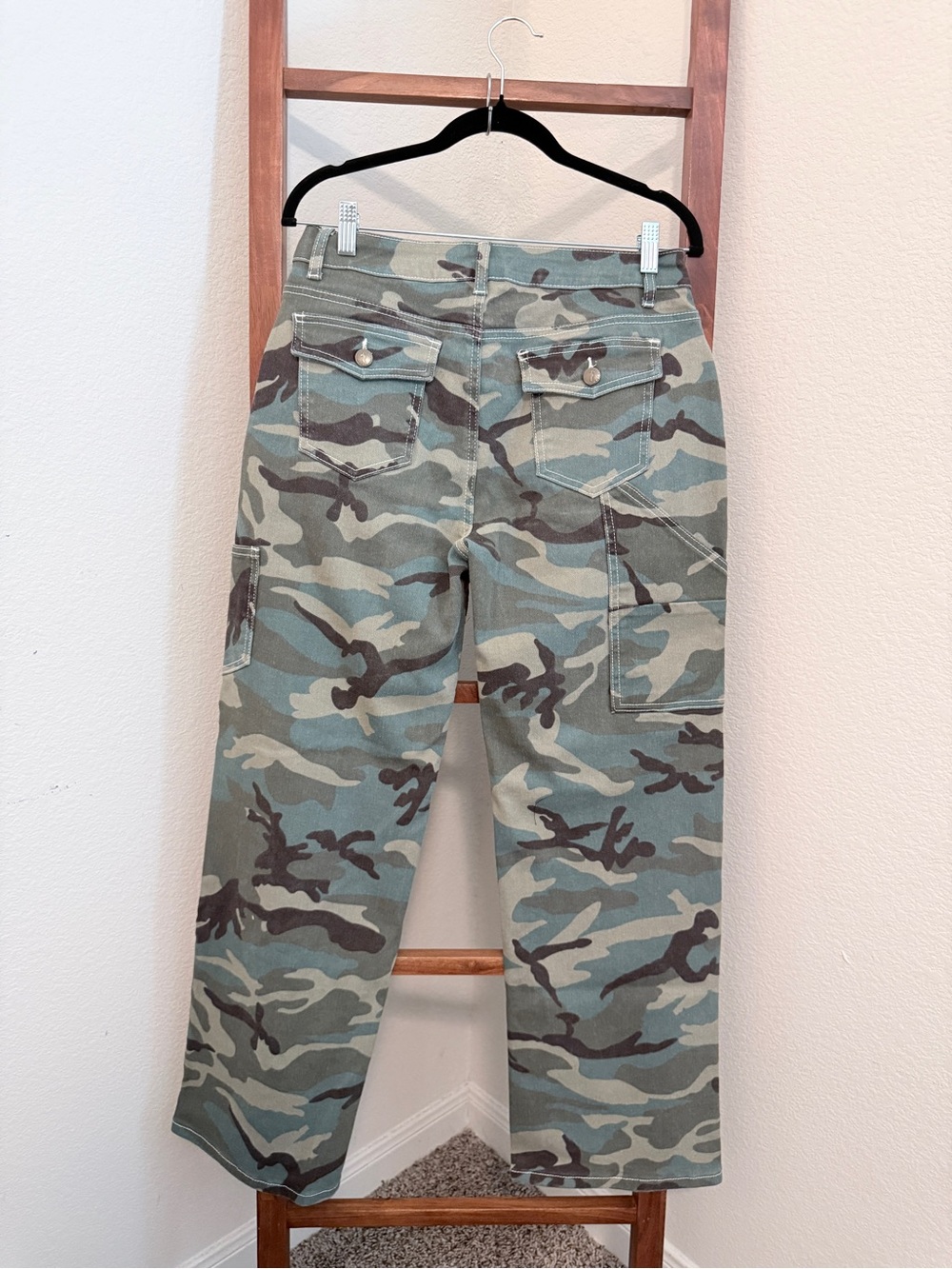 Flamingals NWT Camo Wide Leg Utility Cargo Jeans Size Medium - Picture 4 of 8